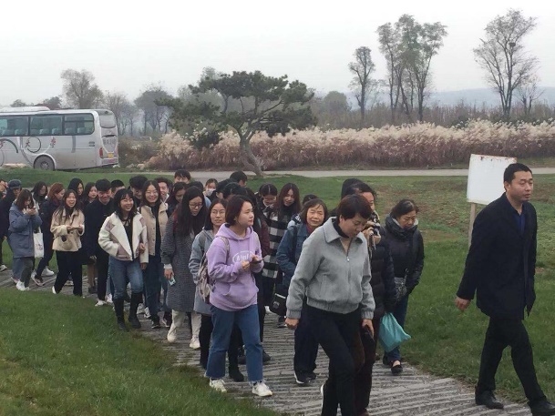  长安大学公共管理与法学院师生一行赴我司“四季蓝城健康小镇”项目参观交流