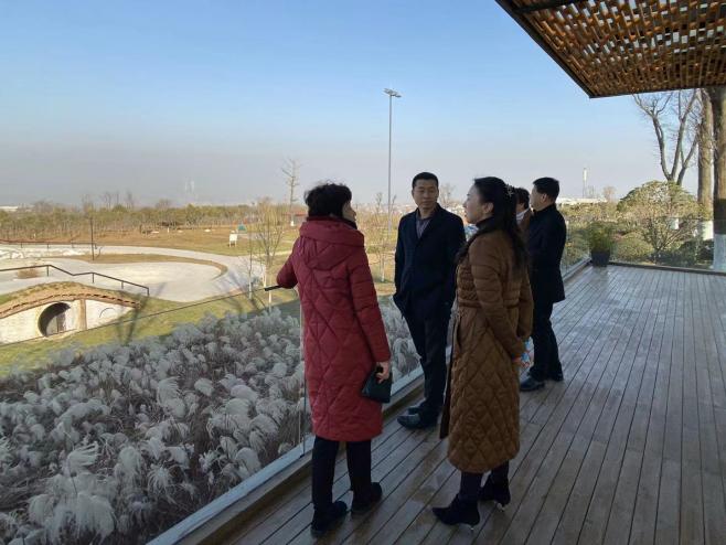 灞桥区投资服务中心相关人员一行参观调研 “四季蓝城体育小镇”、“白鹿原民宿先行示范区”项目
